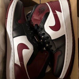 Womens Air Jordans 1 Mid SE Size 10